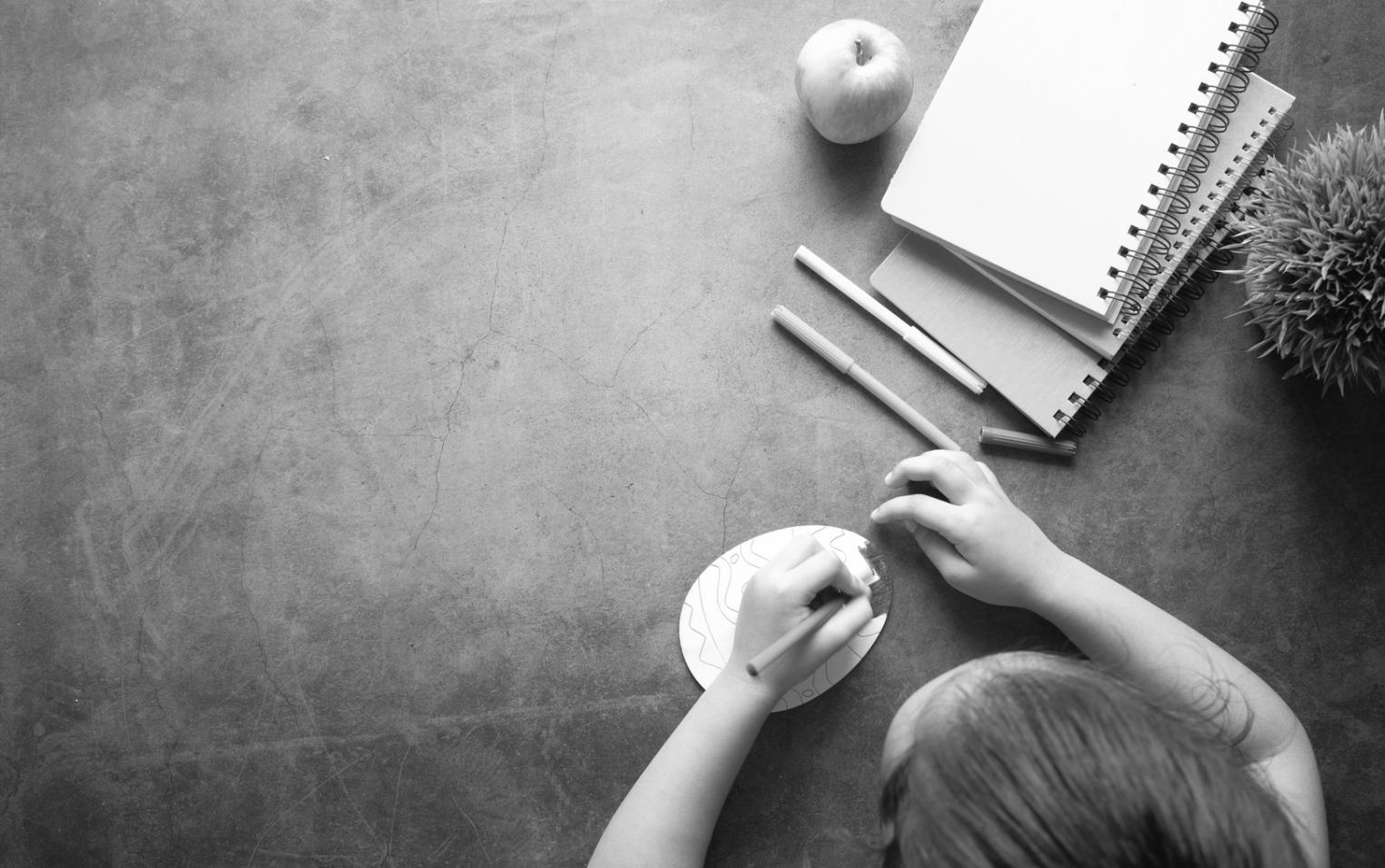 Estudiante trabajando en proyecto de arte conceptual